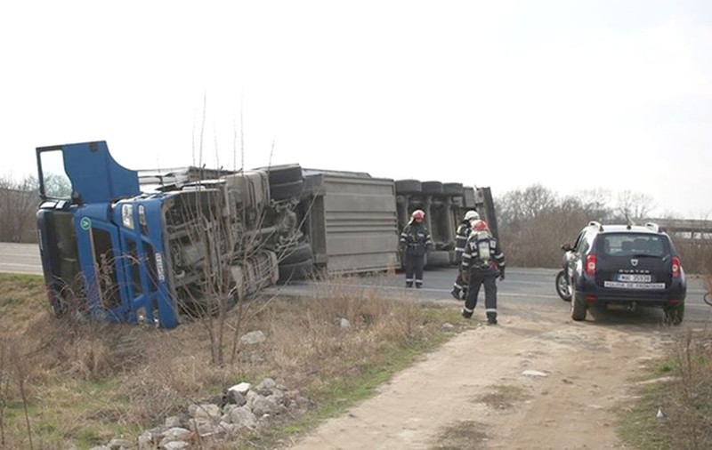 Un TIR încărcat cu frigidere s-a răsturnat pe şosea, în Timiș. Circulația a fost blocată
