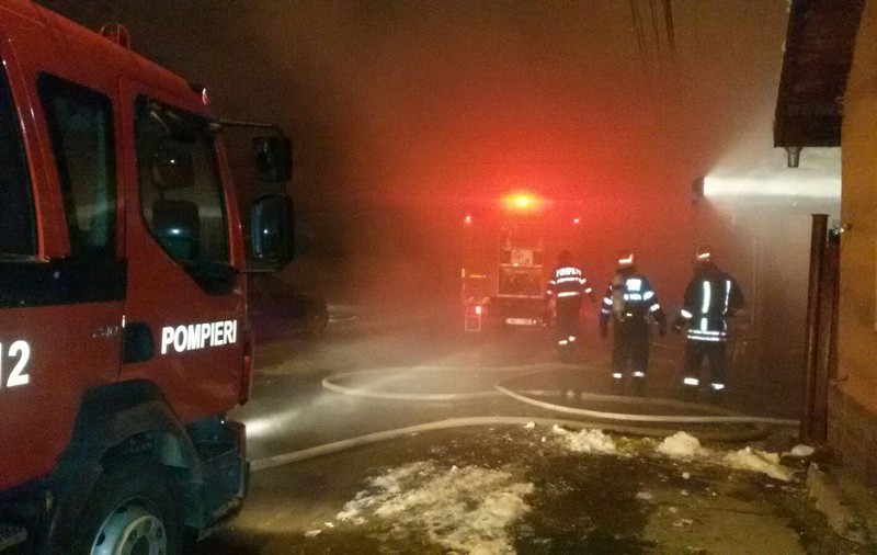 Două case şi o şură au luat foc, în localitatea braşoveană Hălchiu| FOTO/VIDEO