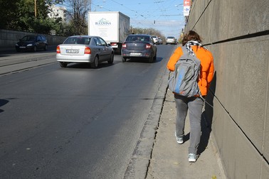 Trotuarul îngust al podului | Foto: EvZ
