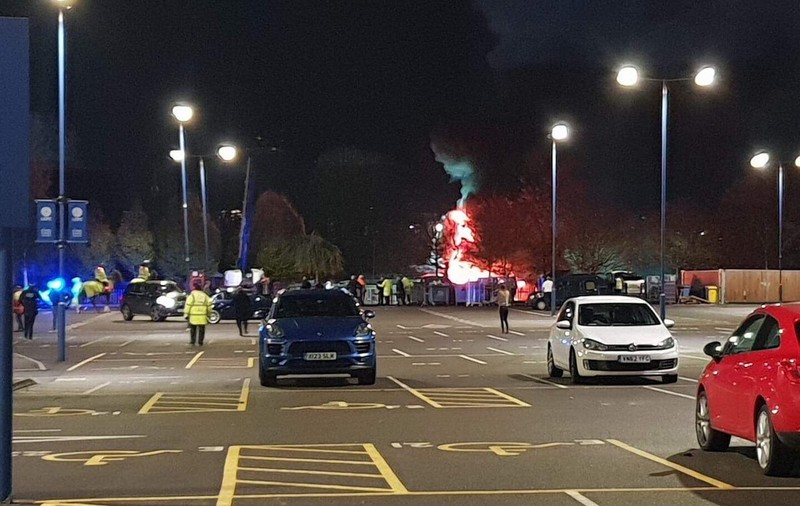 FOTO&VIDEO | Elicopterul patronului echipei Leicester City s-a prăbușit lângă stadion, după meciul cu West Ham. Imagini incredibile cu explozia. UPDATE: S-a confirmat că patronul e printre cei dispăruți