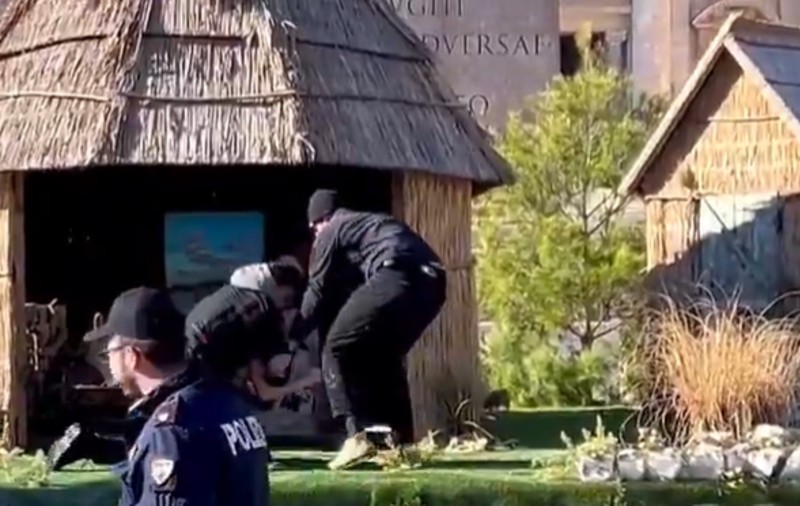 O femeie topless a încercat să fure o figurină a lui Iisus în Vatican. A fost imobilizată de polițiști | VIDEO