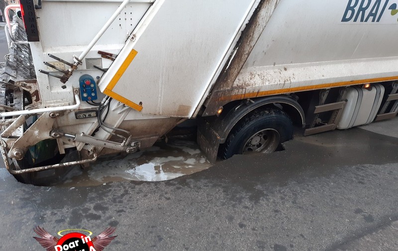 Mașină de gunoi, scoasă cu macaraua după ce a căzut într-o groapă, în Brăila