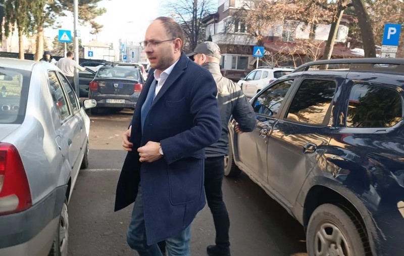 Primarul din Botoşani, Cosmin Andrei, acuzat de DNA că a dat subiectele de examen unei candidate la un post scos la concurs. Denunțătorul este soțul angajatei