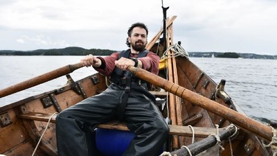 Un arheolog suedez navighează pe mare precum vikingii