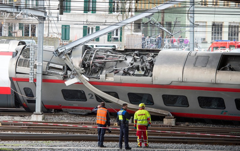 Un tren internațional a deraiat în gara din Lucerna, Elveția. Mai multe persoane, rănite / FOTO