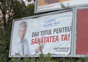 Dan Tudorache a păstrat roșul trandafirilor pe afișe
