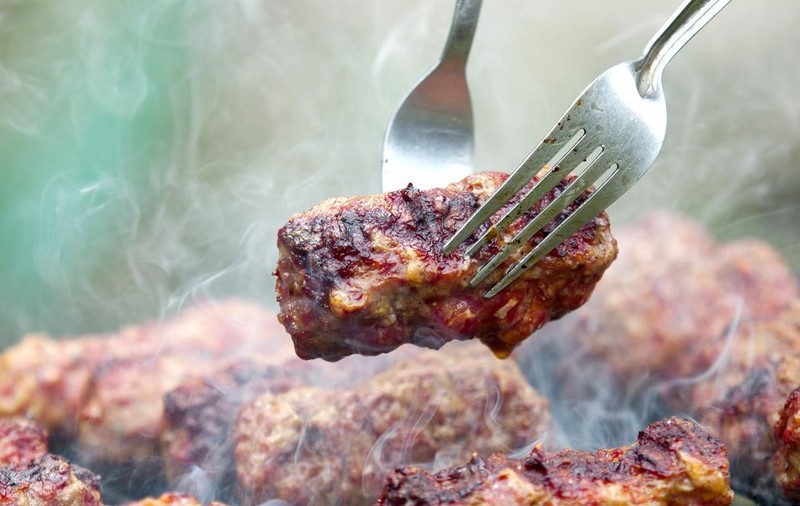 Românii au cumpărat mici mai scumpi în minivacanţa de 1 Mai