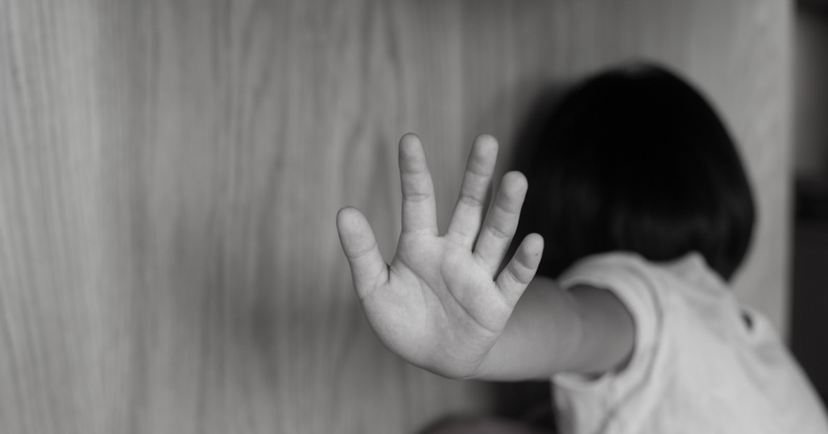 VIDEO Abuzuri în care părinții nu și-au crezut copiii (I). Băieţel violat de un vecin de la vârsta de 6 ani și acuzat de mama lui: „Plângea şi m-am gândit că poate minte”