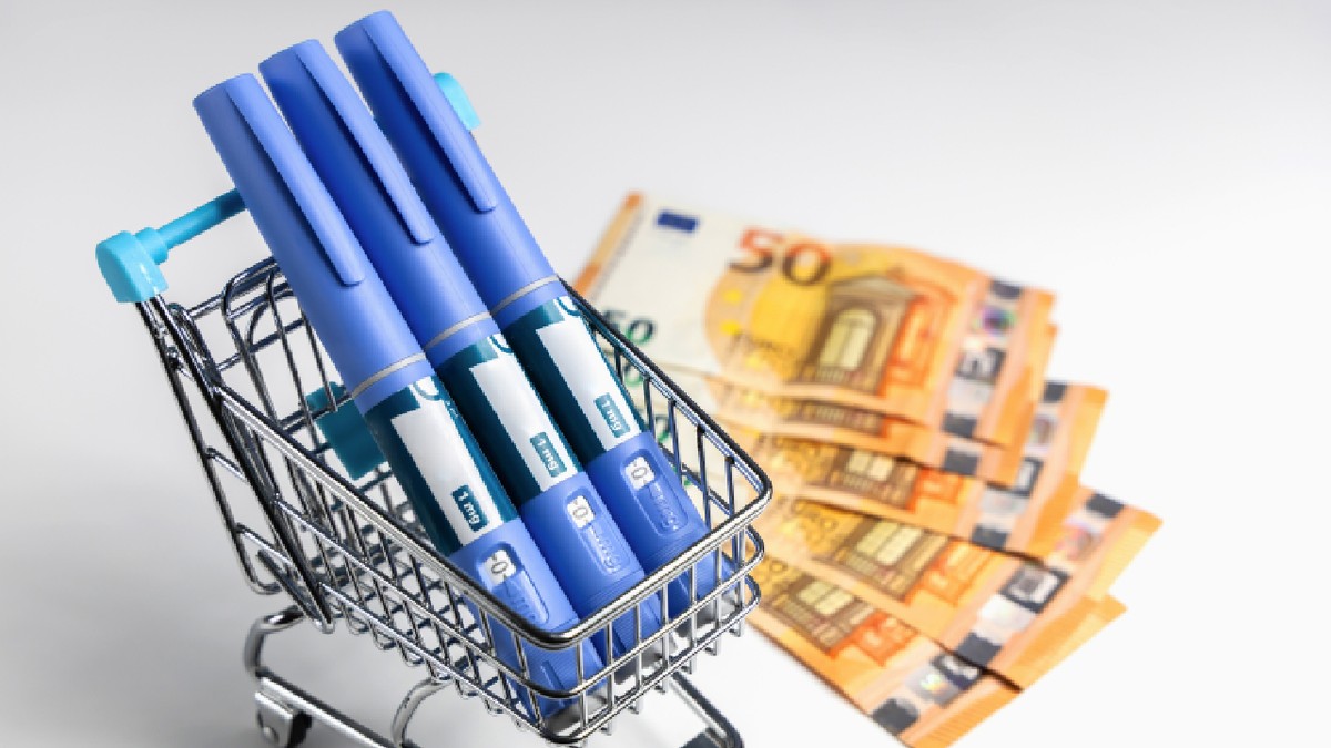 Fiole Ozempic pentru pierderea în greutate în coșul de cumpărături. în fundal se vad bancnote de 50 de euro