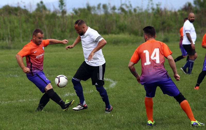 Reportaj fabulos de la un meci de liga a șaptea din România lui 2018: echipa de rromi Steaua Mărgineni contra Viitorului Predești. Prima de gol, un bidon de vin! | FOTO&VIDEO