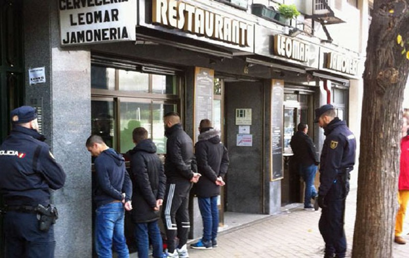 VIDEO ŞOCANT / UPDATE. Lupte de stradă VIOLENTE la Madrid. ^Cine e suporterul care A MURIT după ce a fost ÎNJUNGHIAT şi ARUNCAT în râu! Poliţia a REŢINUT 24 de suspecţi dintre fanii implicaţi în incident