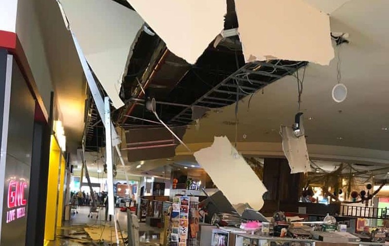 O bucată din tavanul fals de la Iulius Mall din Cluj-Napoca s-a prăbușit. Care a fost cauza