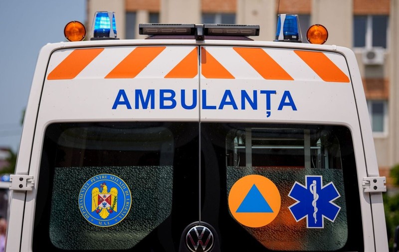 O femeie s-a aruncat într-o fântână și a supraviețuit, dar ambulanța care o transporta spre Galați a avut un accident