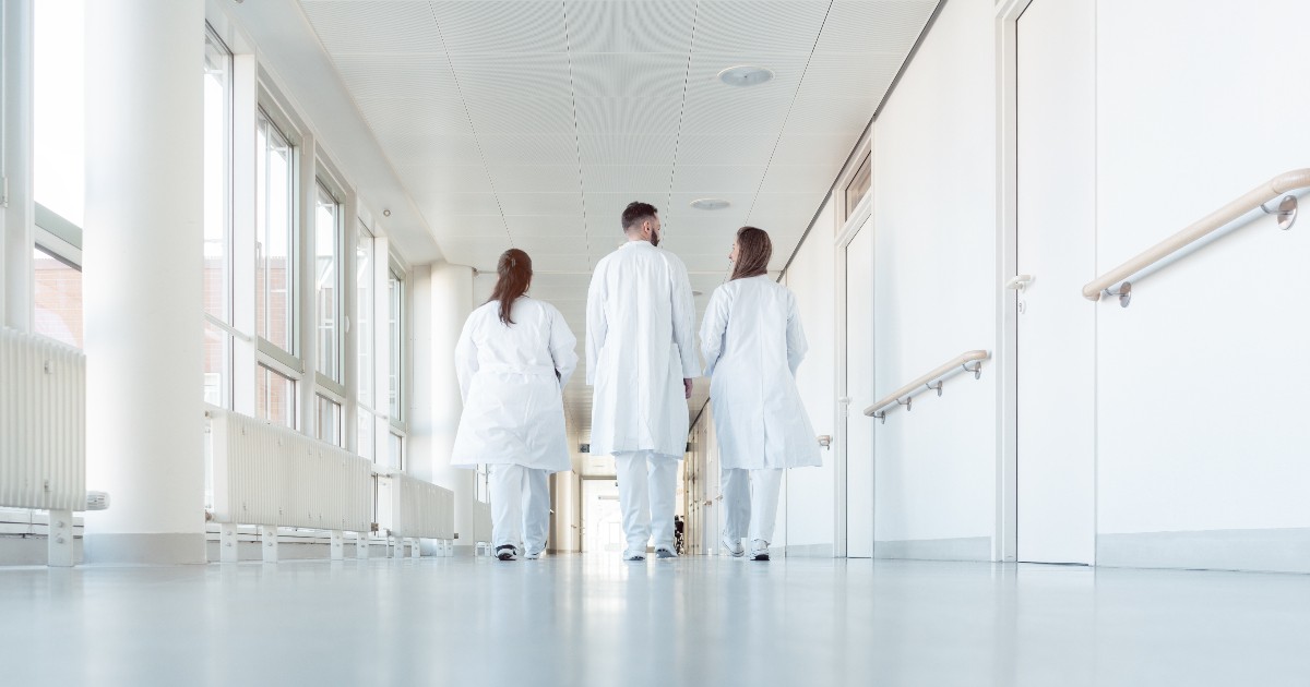 Doctori pe holurile unui spital