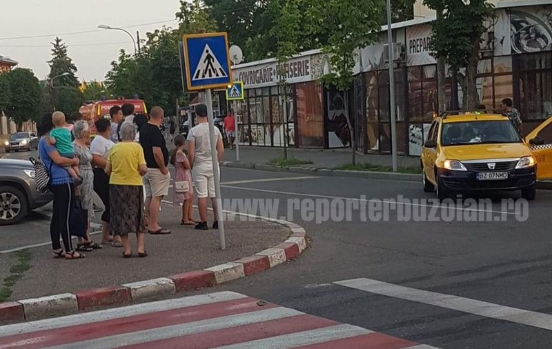 Patru copii aflați într-un taxi, răniți într-un accident în Buzău. Cel mai mic are 1 an (FOTO)