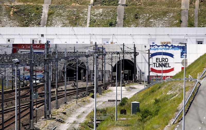 Un român a ascuns un vietnamez într-un geamantan, ca să-l bage ilegal în Marea Britanie