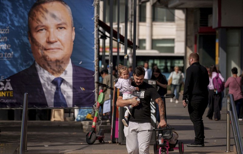 Dosarul panourilor de promovare a cărţii lui Nicolae Ciucă are zeci de volume, spune șeful DNA