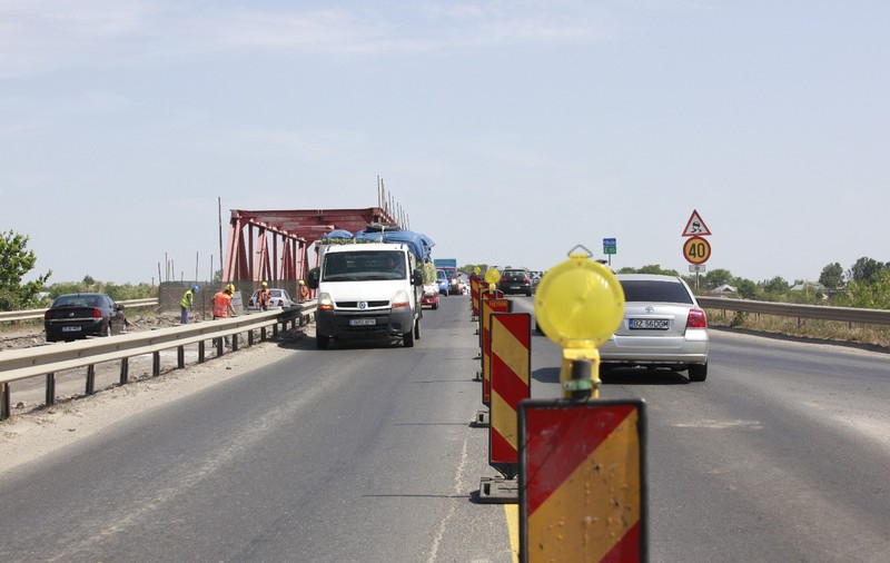 FOTO&VIDEO/ Inspecție la podul de la Mărăcineni după reclamațiile privind ritmul lucrărilor și numărul mic al muncitorilor