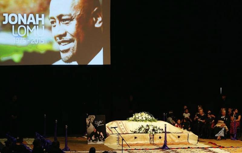 Imagini cutremurătoare de la căpătâiul lui Johan Lomu, decedat la doar 40 de ani! Copiii fostului star au purtat la ceremonie tricouri cu numărul 11 / GALERIE FOTO