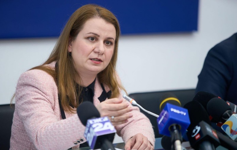 Elevii care nu respectă regula interzicerii telefoanelor mobile în școli pot fi exmatriculați