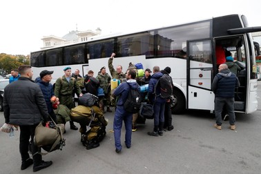 O ultimă încercare de ridicare a moralului înainte de plecare, la un centru de mobilizare din St. Petersburg, 28 septembrie 2022. Foto: EPA