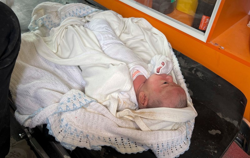 Ella, o fetiță de 25 de zile, a supraviețuit unui atac aerian din Gaza, în timp ce părinții săi au fost uciși: „A fost prinsă sub ruine”