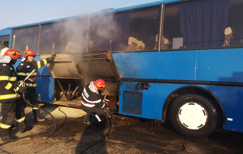 Un autocar cu 21 de copii a luat foc în județul Botoșani. Incendiul, izbucnit de la un scurtcircuit
