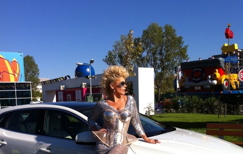 Loredana înjură la volan? Iată cum se comportă la întâlnirile cu fanii insistenţi şi cu claxoanele din trafic! 