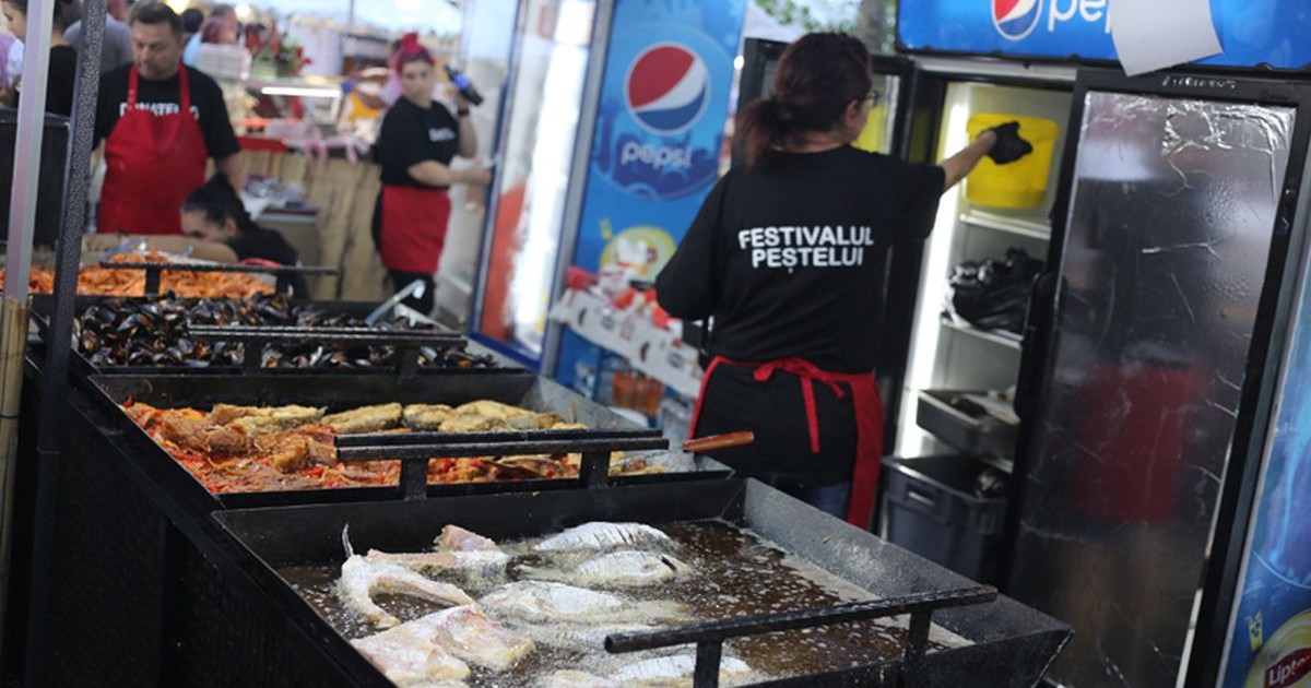 Pește prăjit pe grătar la un festival organizat la Brăila, septembrie 2024