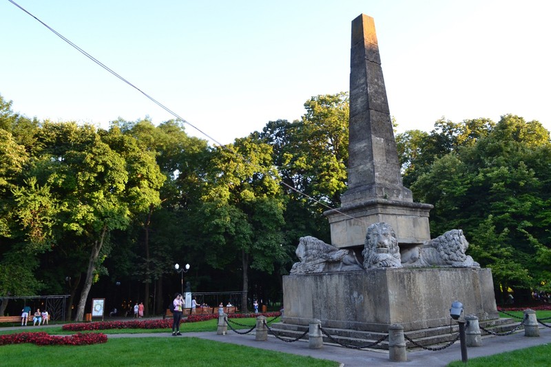 Obeliscul leilor se află în centrul Parcului Copou
