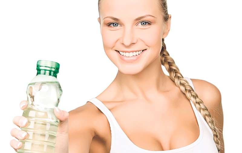 Detoxificaţi-vă organismul cu apă, sucuri naturale, ceaiuri şi supe | Consumaţi cât mai multe lichide!