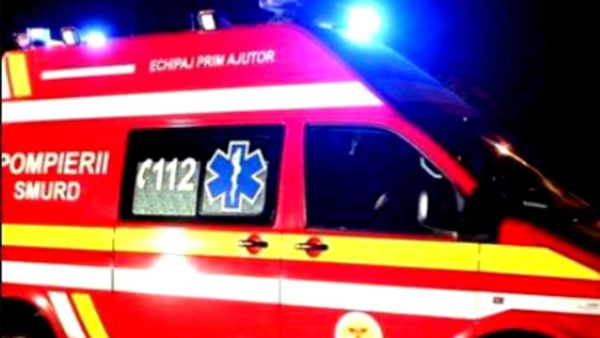 Un bărbat din Vaslui, grav rănit după ce mașina pe care o repara a căzut peste el