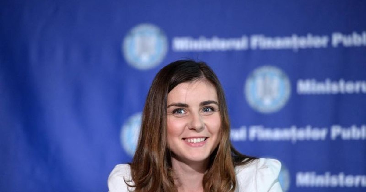 Fostul ministru al Finanțelor Ioana Petrescu propune ca statul să acorde lunar un ”dividend” de 1.500 de lei fiecărui român. Ioana Petrescu cu sigla Ministerului Finanțelor în spate