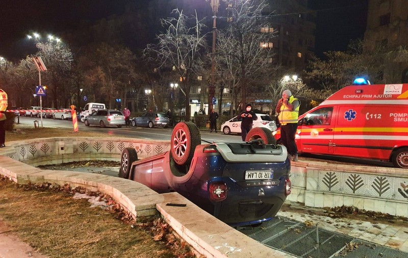 FOTO | Accident în Capitală: Mașină răsturnată într-o fântână de lângă Palatul Parlamentului. Al treilea incident în 5 zile