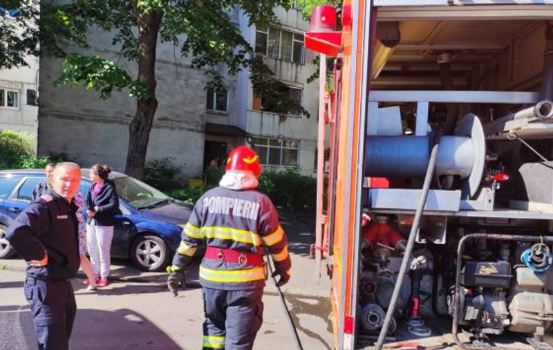 Explozie într-un apartament din Ploieşti, provocată de un scuter aflat la încărcat. Proprietarul a sărit pe geam