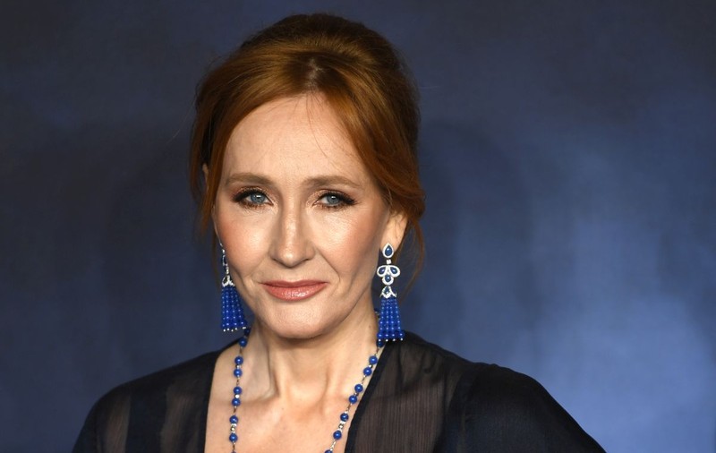 Scriitoarea britanică J.K. Rowling a primit amenințări cu moartea după ce și-a exprimat sprijinul pentru Salman Rushdie