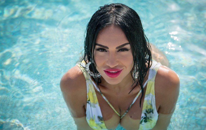 Margherita de la Clejani, într-un pictorial incendiar la piscină. Operațiile estetice au transformat-o total