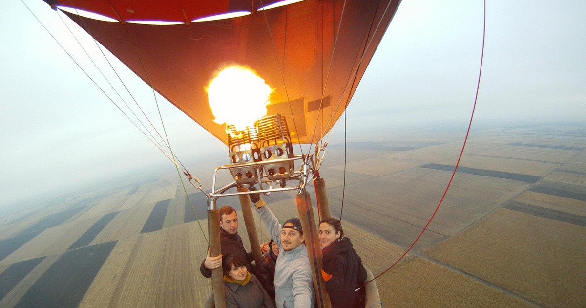 Zborul cu balonul cu aer cald, o modă și în România