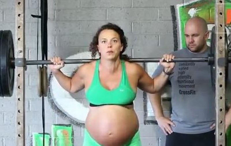 INCREDIBIL! Ce făcea femeia asta cu două zile înainte să nască! | VIDEO