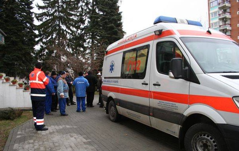 Muncitor de la Oltchim lovit cu maşina în timp ce protesta