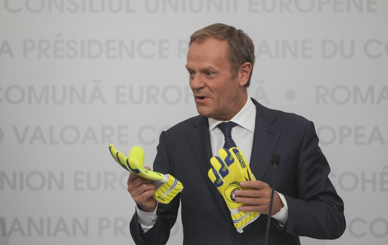 VIDEO | Donald Tusk, discurs în limba română: „Pur și simplu m-am îndrăgostit de Sibiu”. Președintele Consiliului European a apărut cu mănușile primite de la Duckadam