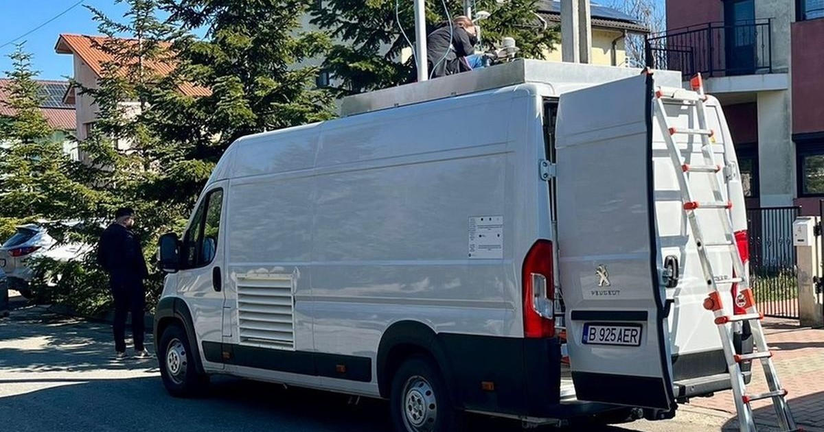 O mașină albă, autolaborator mobil, a fost trimis pe strada Londra din Slobozia pentru a monitoriza calitatea aerului timp de o săptămână, pentru că se simt un miros urât a cărui cauză nu se poate afla, 9 martie 2026