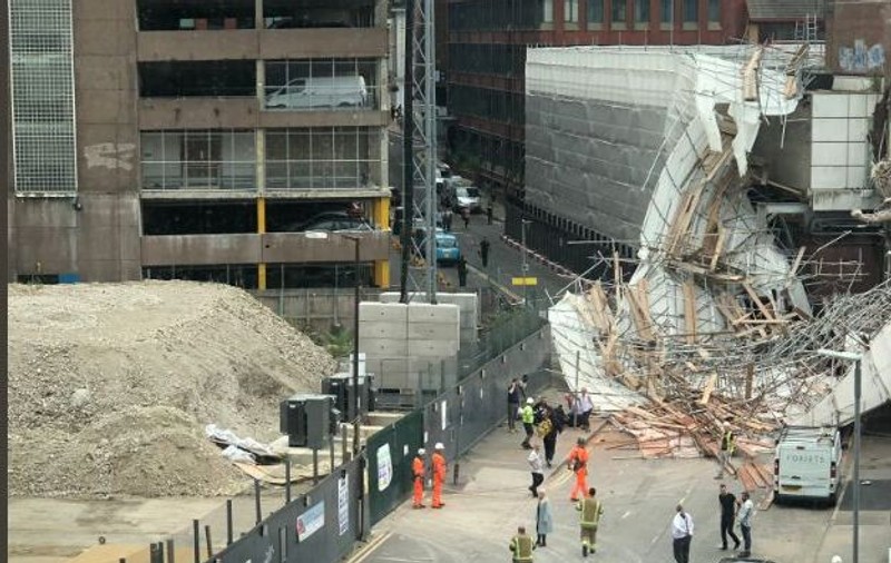O clădire aflată în renovare s-a prăbuşit parţial în Marea Britanie. Doi oameni au fost răniți