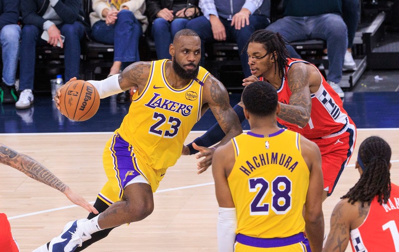Cum vrea o companie europeană să facă baschetul din NBA mai atractiv pentru public: se testează mingea „inteligentă”