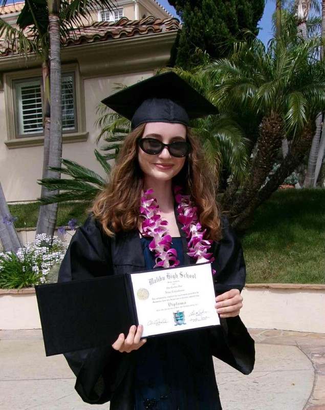 Imaginea inedită cu Irina Columbeanu, care a absolvit liceul în America. Îmbrăcată cu robă și tocă pe cap, și-a arătat diploma