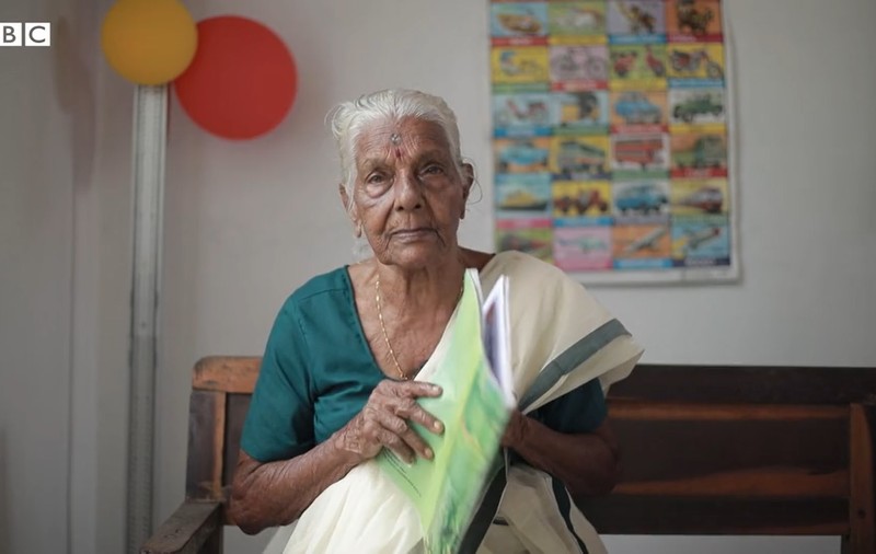 O femeie din India a învățat să scrie și să citească la 104 ani