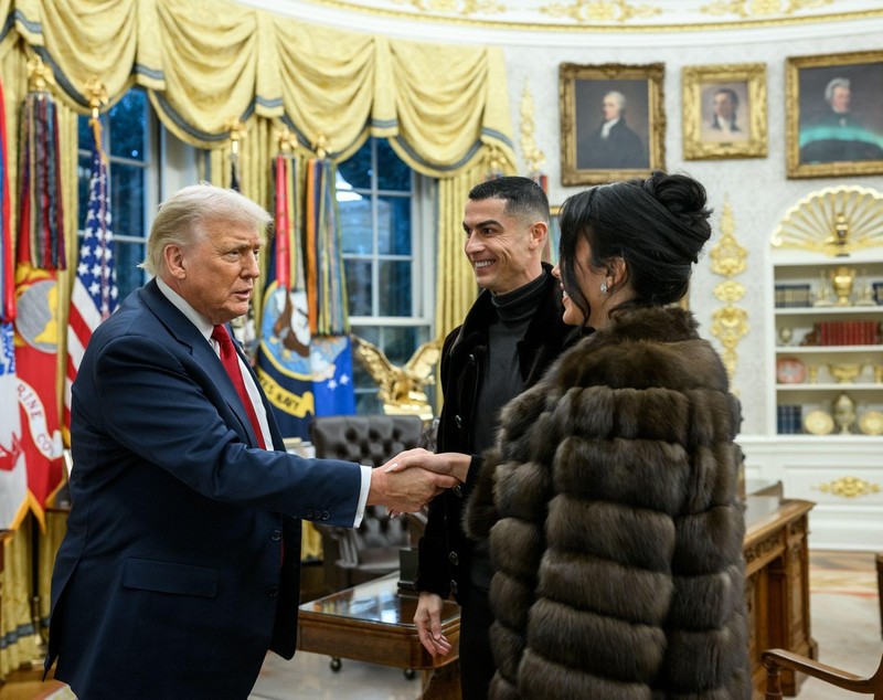 Cum s-a îmbrăcat Georgina Rodriguez la întâlnirea cu Donald Trump, în Biroul Oval de la Casa Albă. Inelul de 3 milioane de dolari l-a avut pe deget