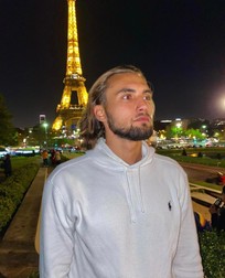 La Paris, lângă Turnul Eiffel