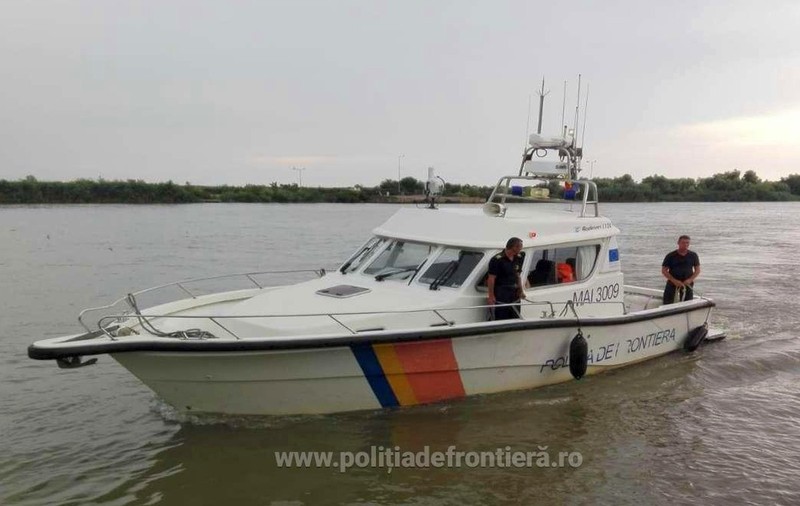 Patru bărbați în pericol de înec pe Brațul Borcea, salvați noaptea de polițiștii de frontieră
