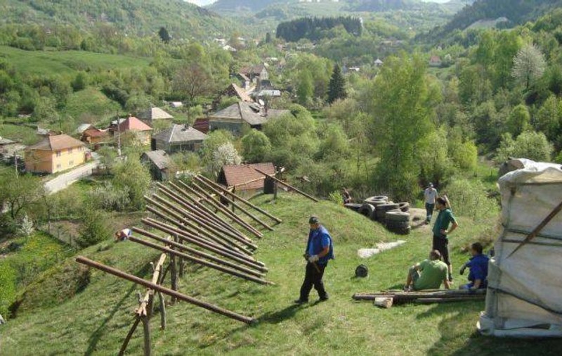 REPORTAJ: Obiceiul "Tocacilor” în satele din Apuseni. Flăcăii apără comunităţile „împuşcând” spiritele rele